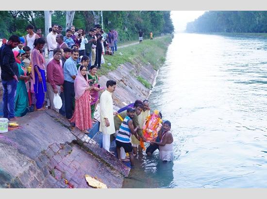 Ravindra Pathania, his family immerses Ganpati idol 