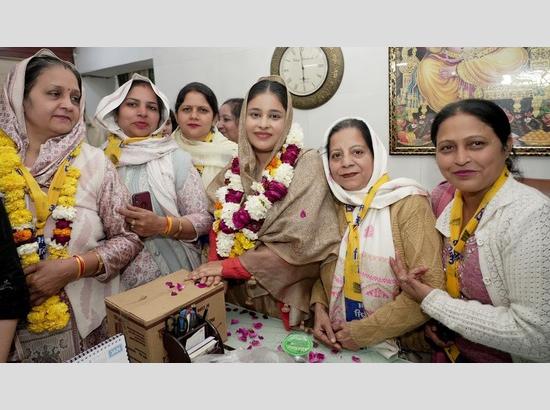 Punjab CM's Wife Dr. Gurpreet Kaur Campaigns for AAP in Delhi (Watch pics)