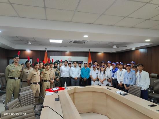 Gurugram DC Nishant Kumar honors 510 volunteers of NSS and NCC for helping on polling day
