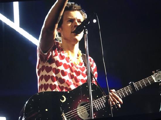 Harry Styles suffers wardrobe malfunction as singer rips pants mid-concert
