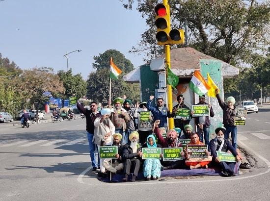 Mohali: Hunger strike at Phase 7 traffic lights in support of Kisan Morcha