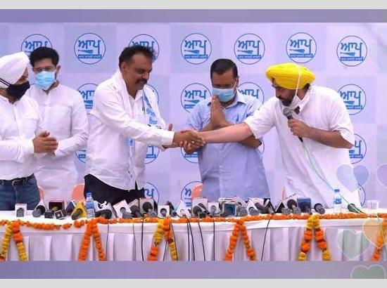 Punjab CM face of AAP will be a Sikh, announces Kejriwal ( Watch Video.. Tirchhi Nazar by Baljit Balli ) 