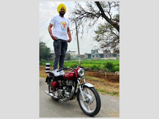 Mandeep Singh showing stun on bike on Ferozepur-Hussainiwala road