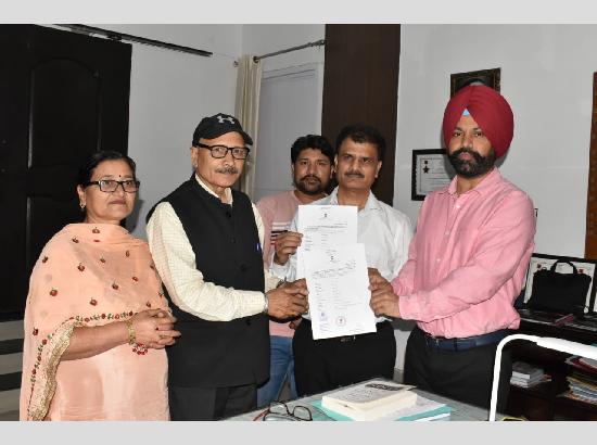 DC hands over Citizen Certificate to two brothers who left Pakistan with families in 2001and settled in Jalandhar 