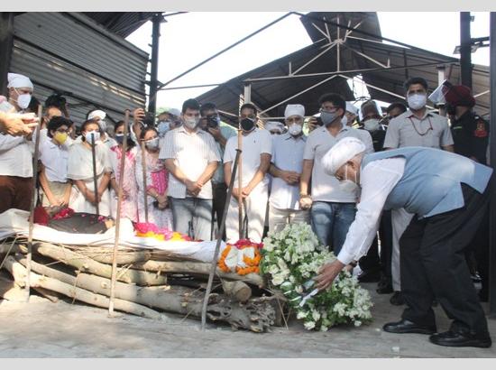 Milkha Singh cremated with full state hounors, Punjab Governor, Union Minister among those paid tributes

