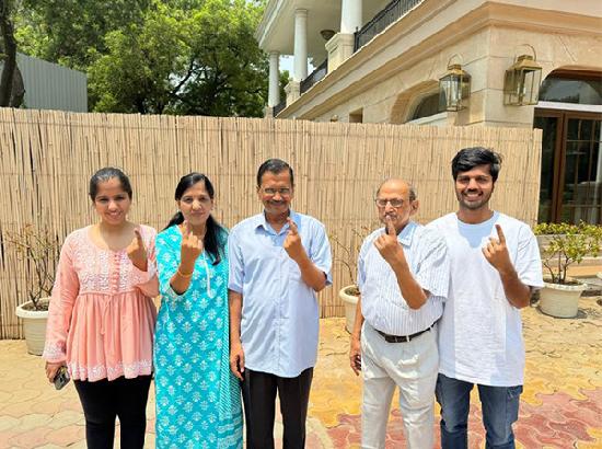 Kejriwal and his family cast their vote, appeals for vote against dictatorial thinking