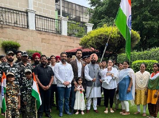 Kewal Singh Dhillon hoists National flag at his residence