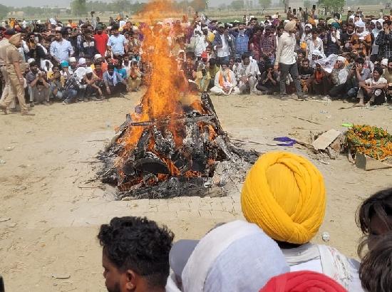 Sidhu Moosewala's last rites performed at his native village, family & fans bid tearful ad