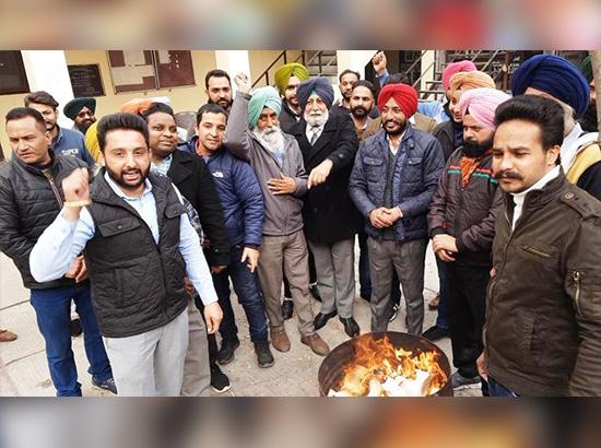 Lawyers, AAP and SAD(A) burnt the copies of  farm laws on the eve of Lohri

