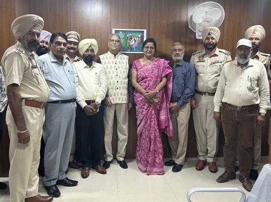 Lokpal Punjab felicitates Superintendent Harjit Singh on his superannuation 