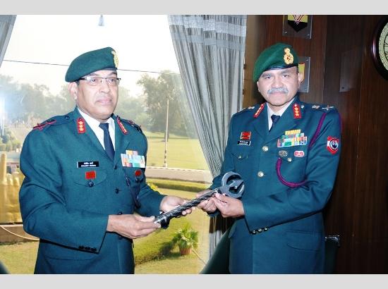 Lt Gen Bansi Ponnappa takes over Command of Vajra Corps