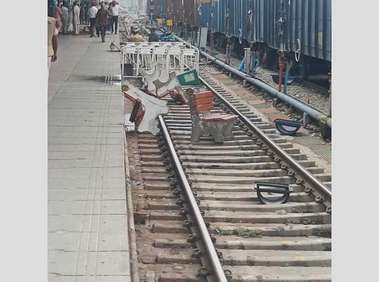 Agnipath Scheme: Protestors vandalize Ludhiana railway station 