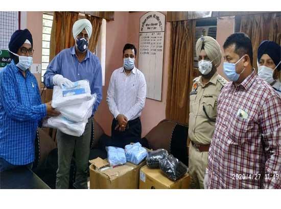 Kaka Randeep Singh MLA Amloh distributed PPE Kits, Masks, Gloves to front line COVID warriors 
