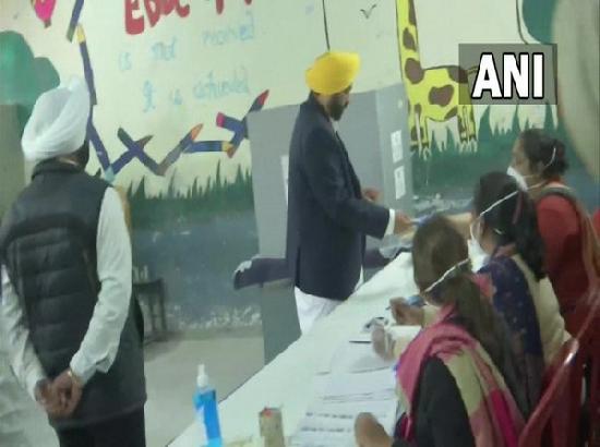  AAP's Bhagwant Mann votes in Mohali