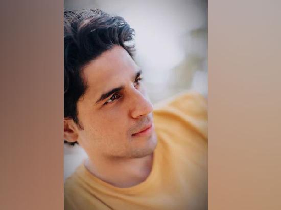 Siddharth Malhotra shares clean-shaven picture to beat Monday blues