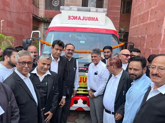 MP Manish Tewari dedicates ambulance from his MPLAD funds to District and Sessions Courts Photo Source: Babushahi Bureau [ FULL VIEW ]