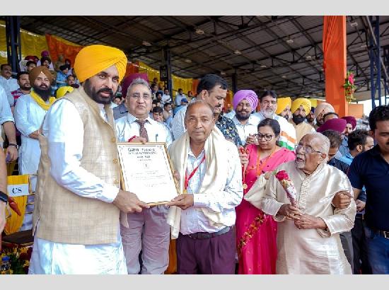Bhagwant Mann honours seven renowned personalities with State Award on Independence Day (View Pics) 