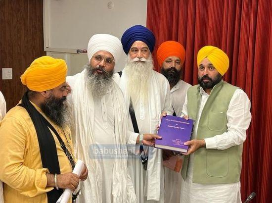 Bhagwant Mann hands over final investigation report of Bargari incident to Sikh leaders