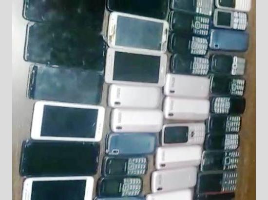 Police bust loot syndicate, 6 arrested with 100 mobiles