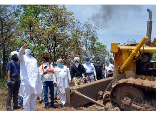 Balbir Singh Sidhu launches cleaning work of N-Choe in Phase-9
