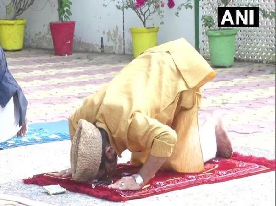 Delhi: People offer 'namaz' on Eid-ul-Fitr at home amid COVID-19