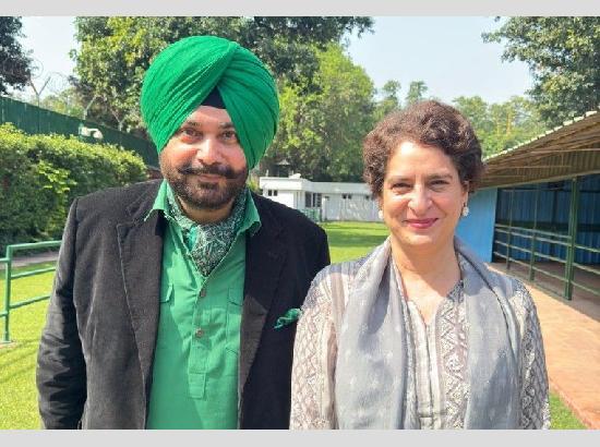 Navjot Sidhu back in spotlight, meets Priyanka Gandhi in Delhi