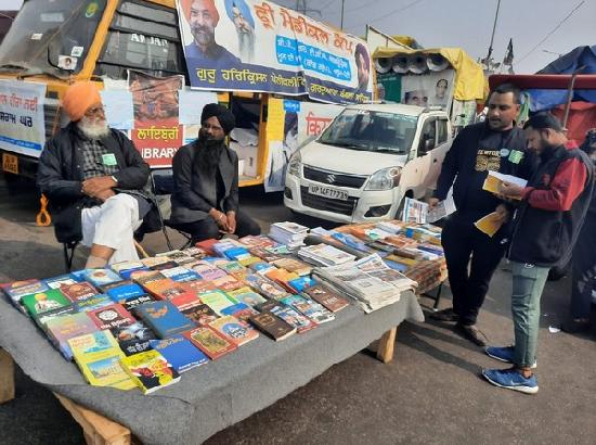 Open library, free language classes for farmers at Ghazipur border