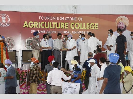 Punjab CM requests agitating farmers to lift dharna from Punjab, continue in Delhi & Haryana 