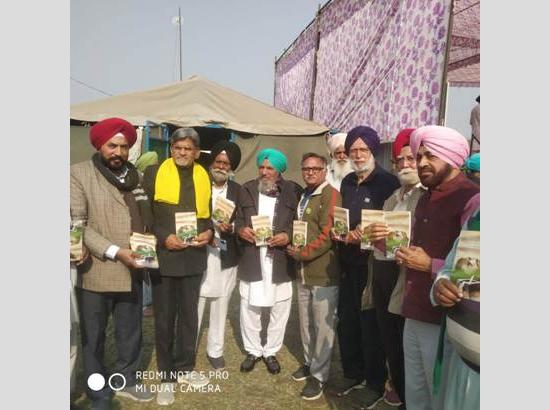  Pash Memorial International Trust team visits Delhi borders, releases book of Pash’s poems on farmers