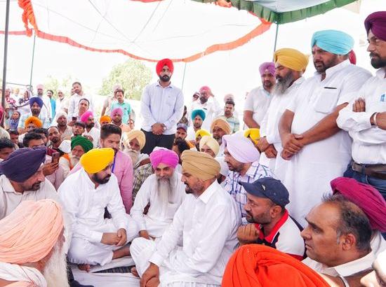 Bhagwant Mann meets parents of Sidhu Moosewala