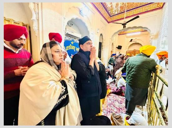 Sanjeev Arora pays obeisance at Fatehgarh Sahib along with family