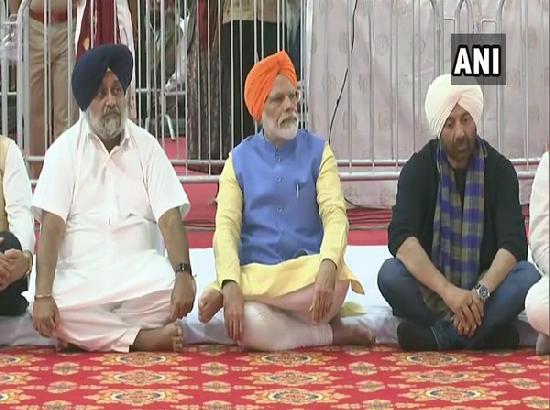 PM Modi dons turban at Dera Baba Nanak

