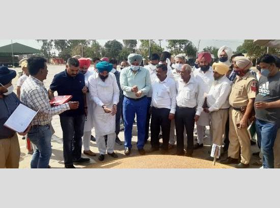 MLA Pinki kick starts wheat procurement in Ferozepur grain markets