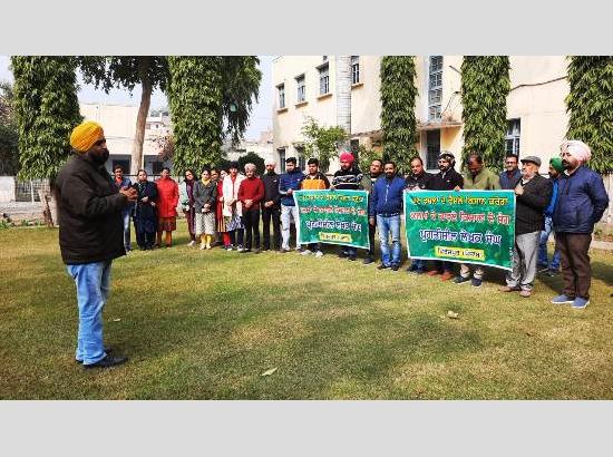 Now, intellectuals form ‘Human Chain’  in support of farmers