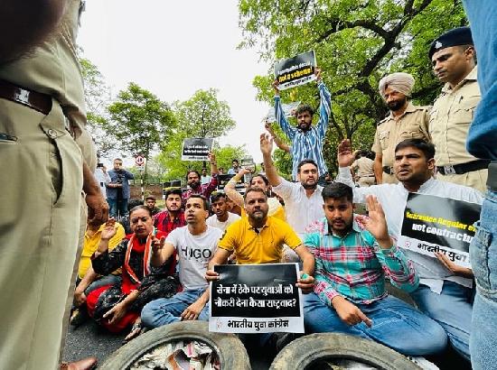 Chandigarh Youth Congress stage protest against Centre's Agnipath scheme (Watch Video) 