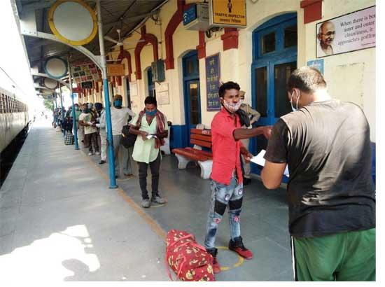 527 Punjabis belonging to various districts and Chandigarh struck in Tamil Nadu arrive at Sirhind Railway Station
