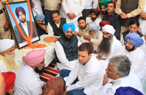 Congress leaders show of Unity, Rahul too talks of united fight