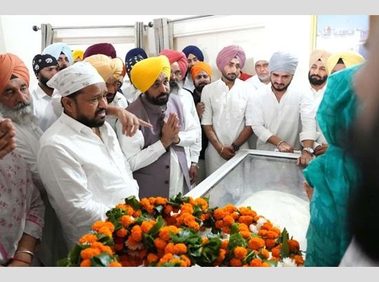 Punjab CM Mann, prominent artists pay last respects to Rajvir Jawanda in Pona; Watch Video