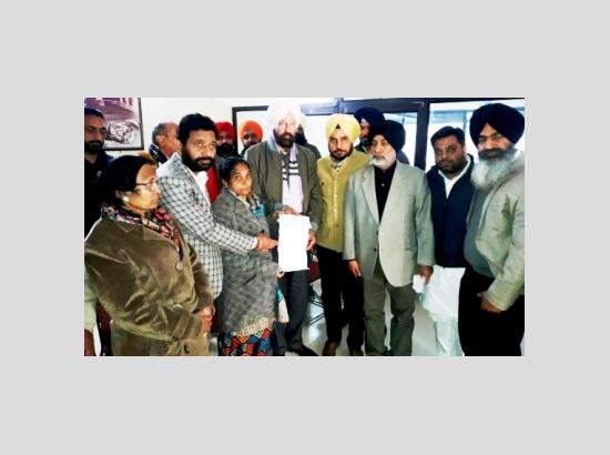 Rana Sodhi hands over Rs.10 lakh to family of deceased journalist Amarjit Singh Behl