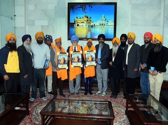 SGPC honours runner Manoj Kumar, running from Attari to Delhi with the message of drug free India