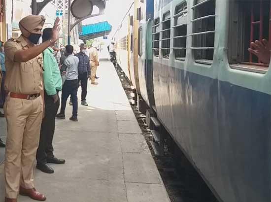 1140 MP Residents chugs for home State from Sirhind on Shramik Express
