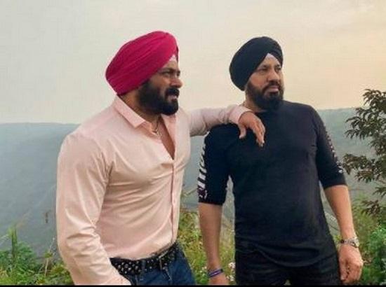 Salman Khan strikes a pose with his bodyguard Shera donning turbans