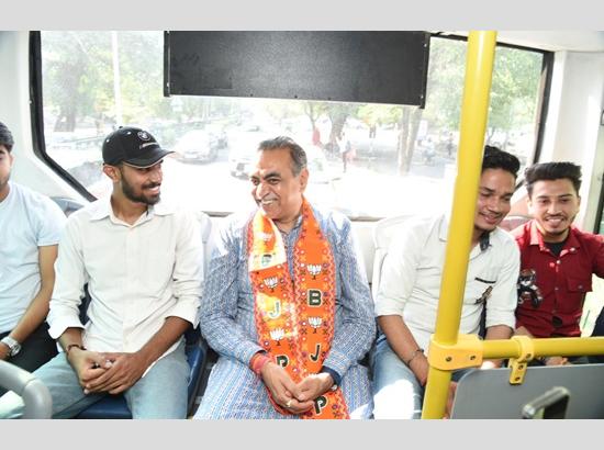 Chandigarh: BJP candidate Sanjay Tandon speeds up campaign boarding CTU bus