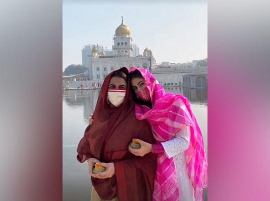 Sara Ali Khan visits Bangla Sahib Gurudwara, India Gate in New Delhi