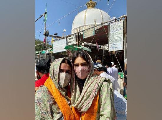 Sara Ali Khan pays visit to Ajmer Sharif with mother Amrita Singh