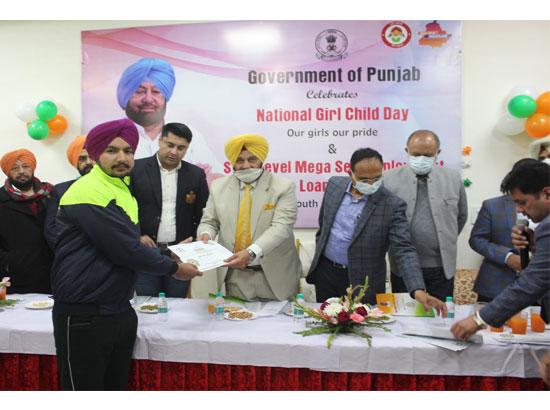 Sarkaria distributes certificates to beneficiaries of  various Govt. Schemes at DBEEE 