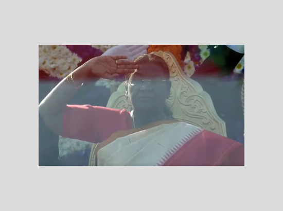 #WATCH | President Droupadi Murmu unfurls the National Flag at Kartavya Path, on the occasion of 76th #RepublicDay??
