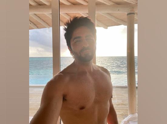 Ayushmann Khurrana raises hotness quotient with new shirtless picture