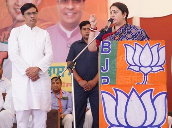 Smriti Irani in Garhshankar: Congress first divided Punjab, now it wants to divide the cou