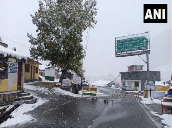 Himachal Pradesh: Lahaul-Spiti receives snowfall, 80 tourists stranded